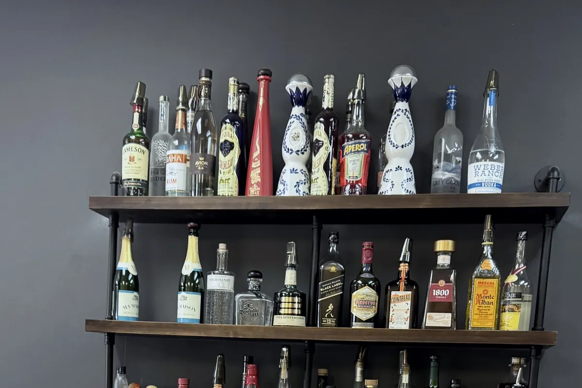 Botellas en la contrabarra de la escuela