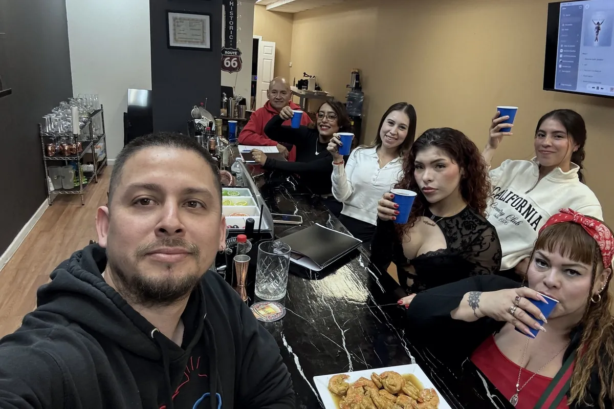 Clase en la barra de Drinkology Academia