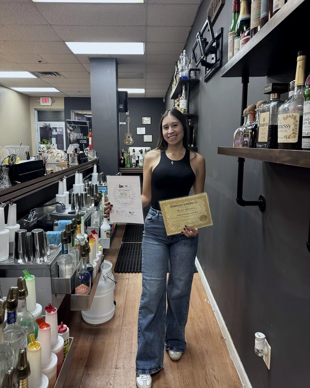 Graduada con su certificado