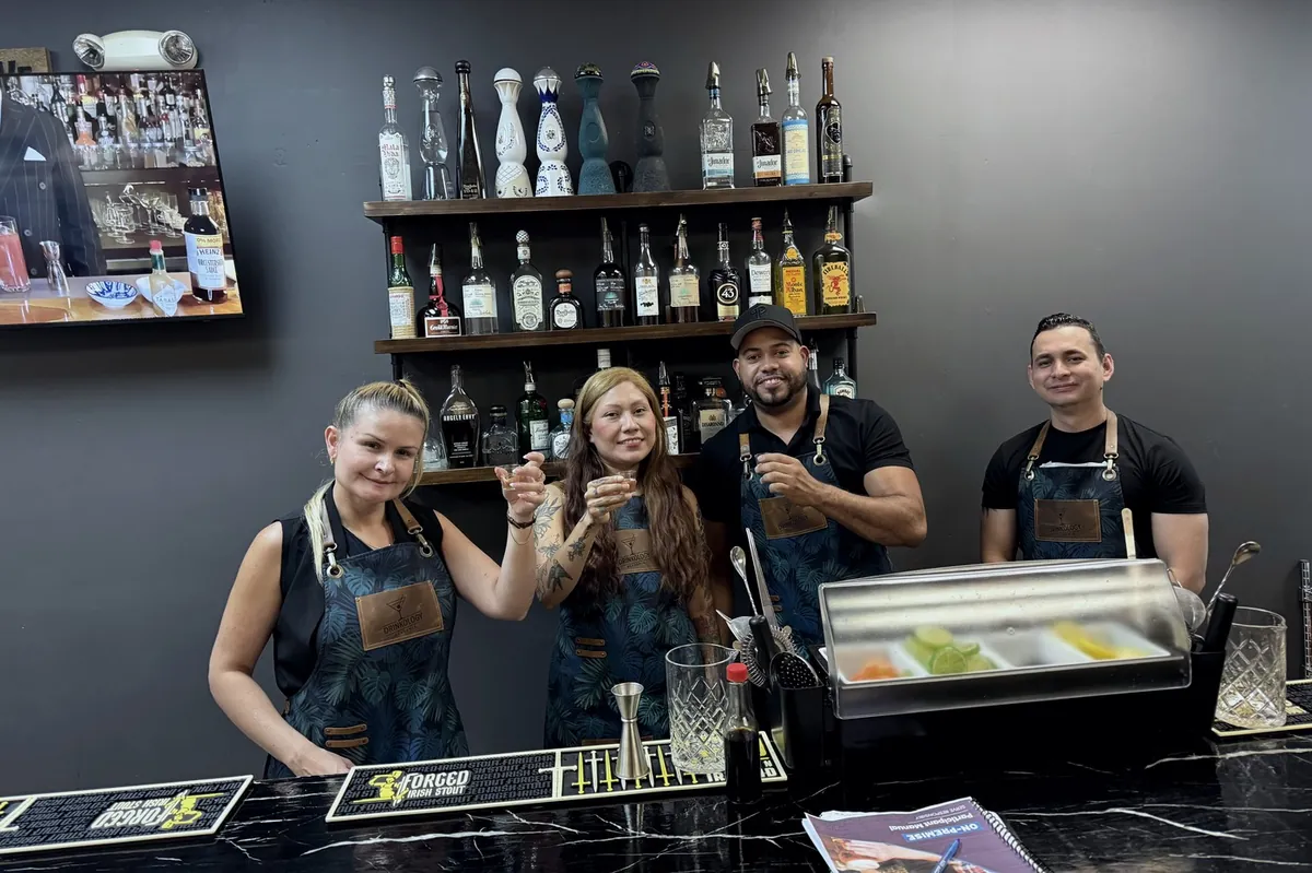 Grupo de estudiantes con su instructor