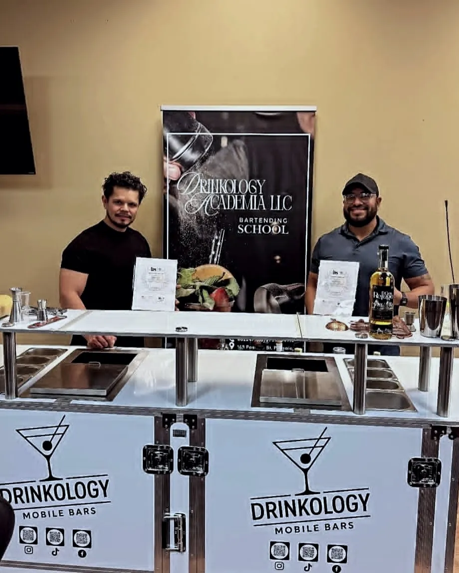 Barra móvil Drinkology en un evento