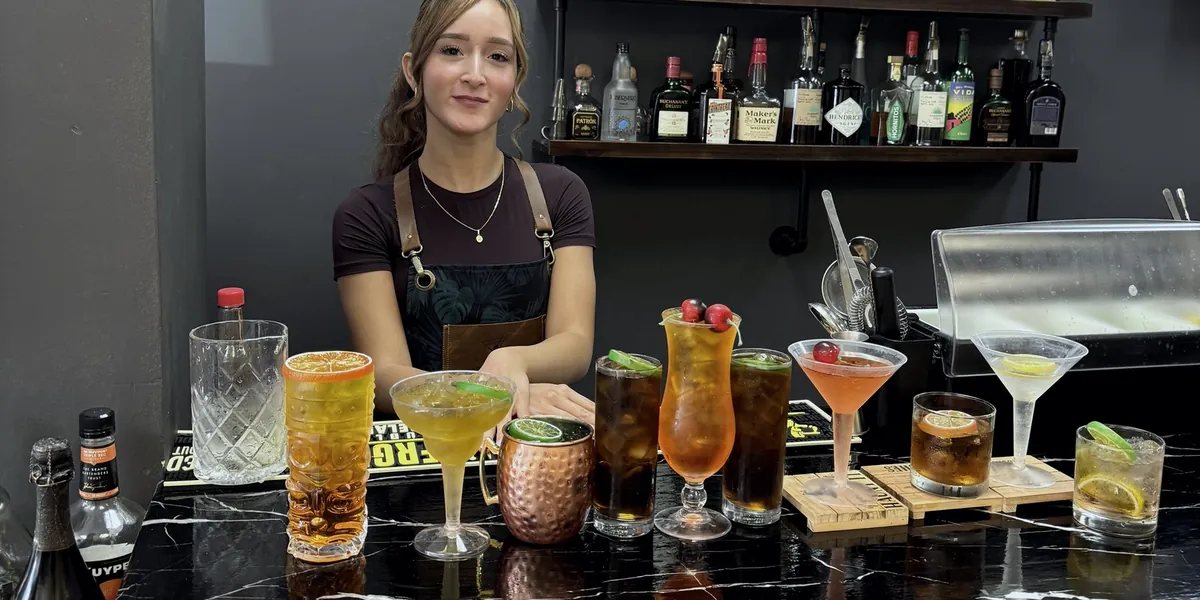 Cocteles preparados por una estudiante en la barra de Drinkology Academia
