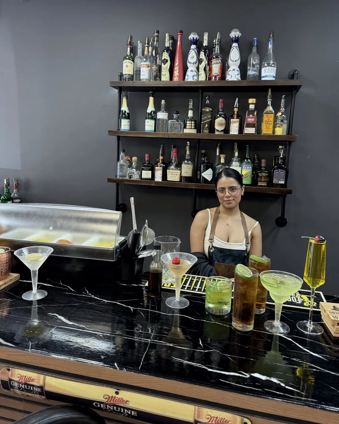 Una estudiante con cocteles clásicos en la barra
