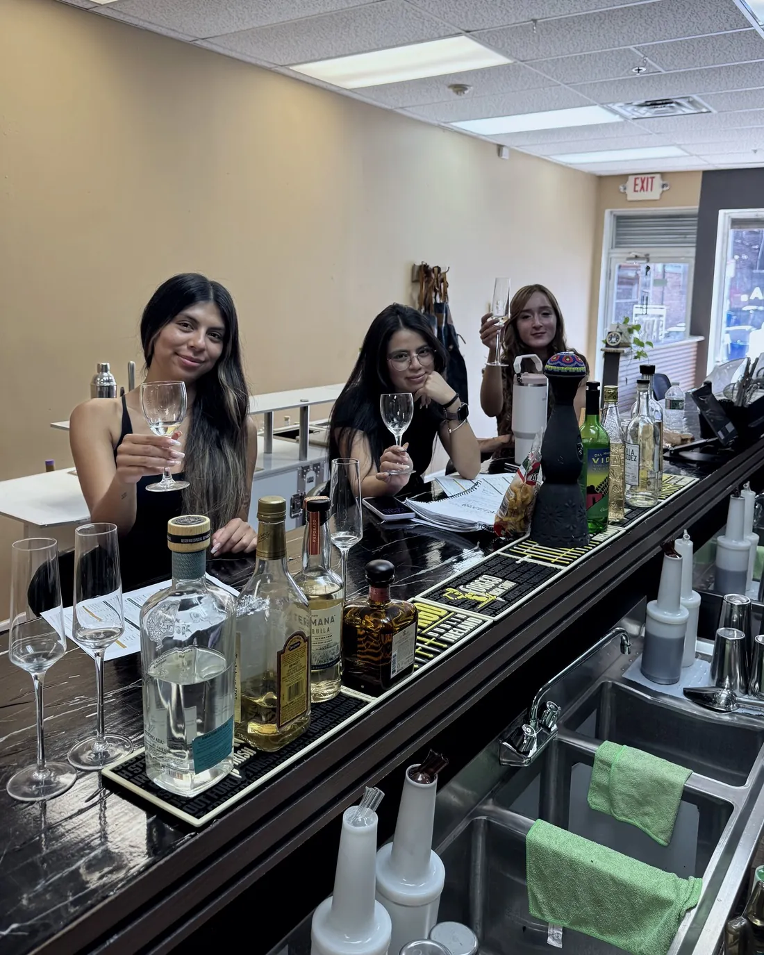 Estudiantes practicando en sus estaciones de barra